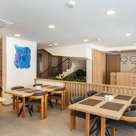 Skykhan Hotel *